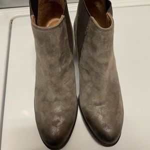 Sofft with slight metallic like new perfect for fall